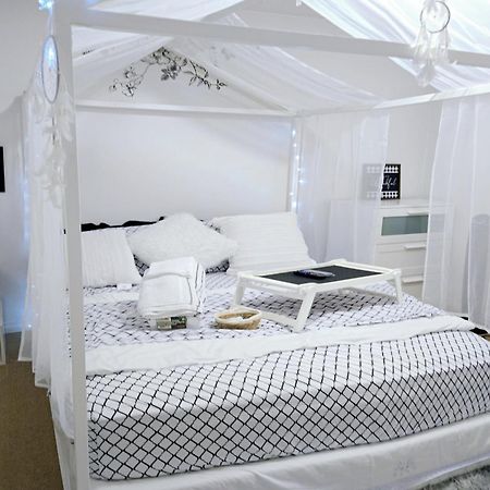 Charming Room With Attached Private Bath In The Heart Of Vancouver! Private Parking, Self Check-In & Just 4 Mins To Metrotown! Exteriör bild