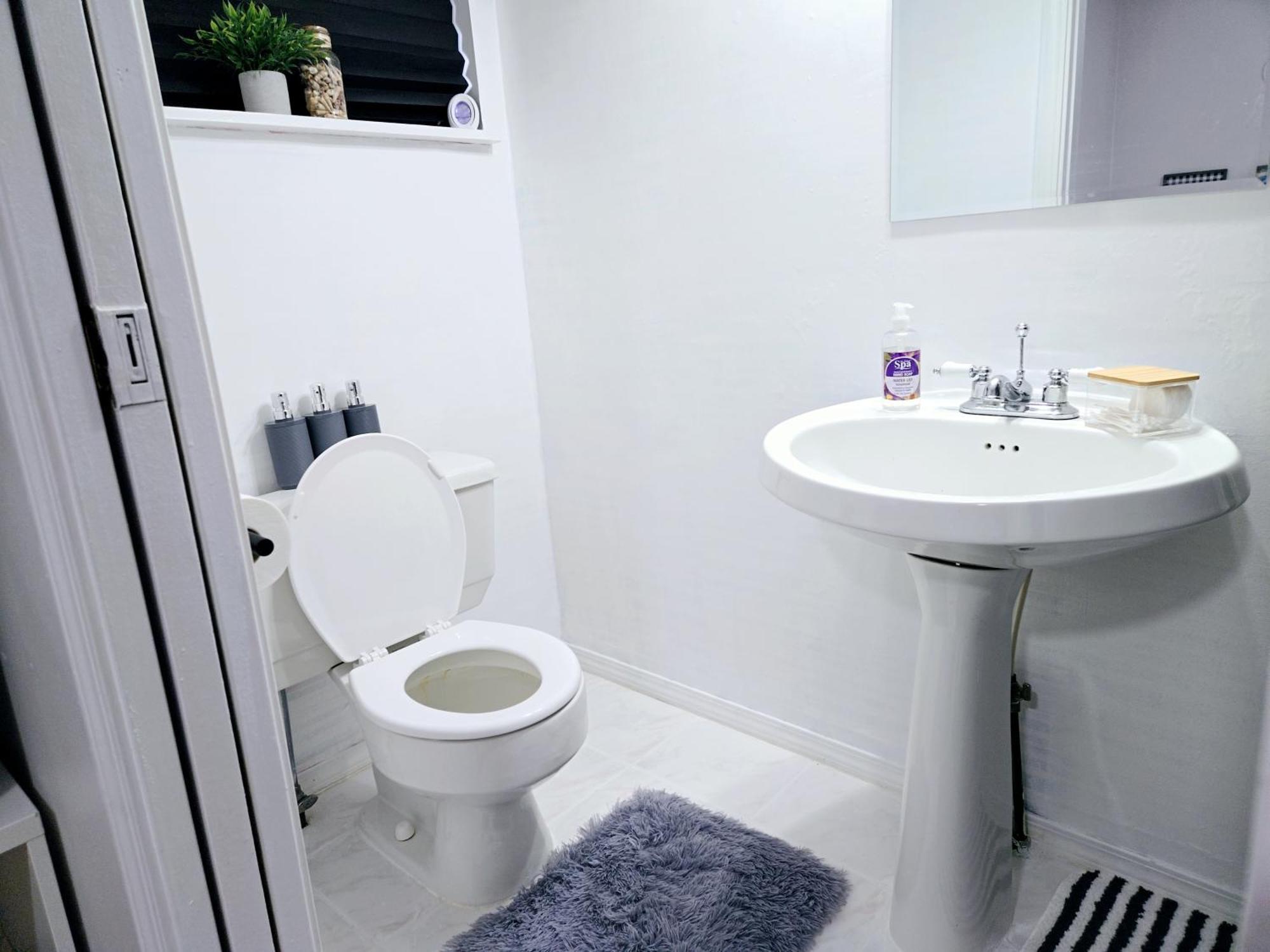 Charming Room With Attached Private Bath In The Heart Of Vancouver! Private Parking, Self Check-In & Just 4 Mins To Metrotown! Exteriör bild