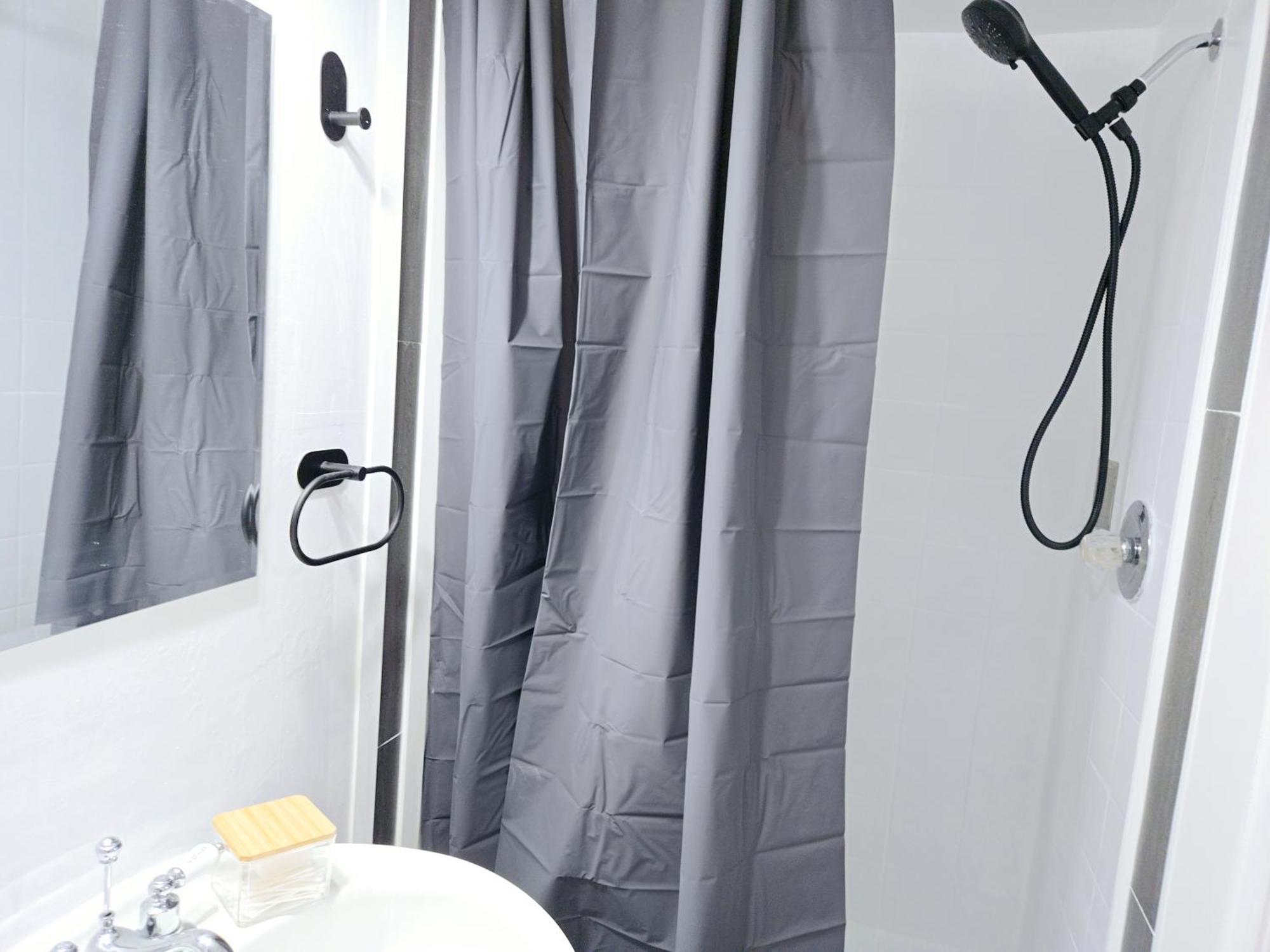 Charming Room With Attached Private Bath In The Heart Of Vancouver! Private Parking, Self Check-In & Just 4 Mins To Metrotown! Exteriör bild