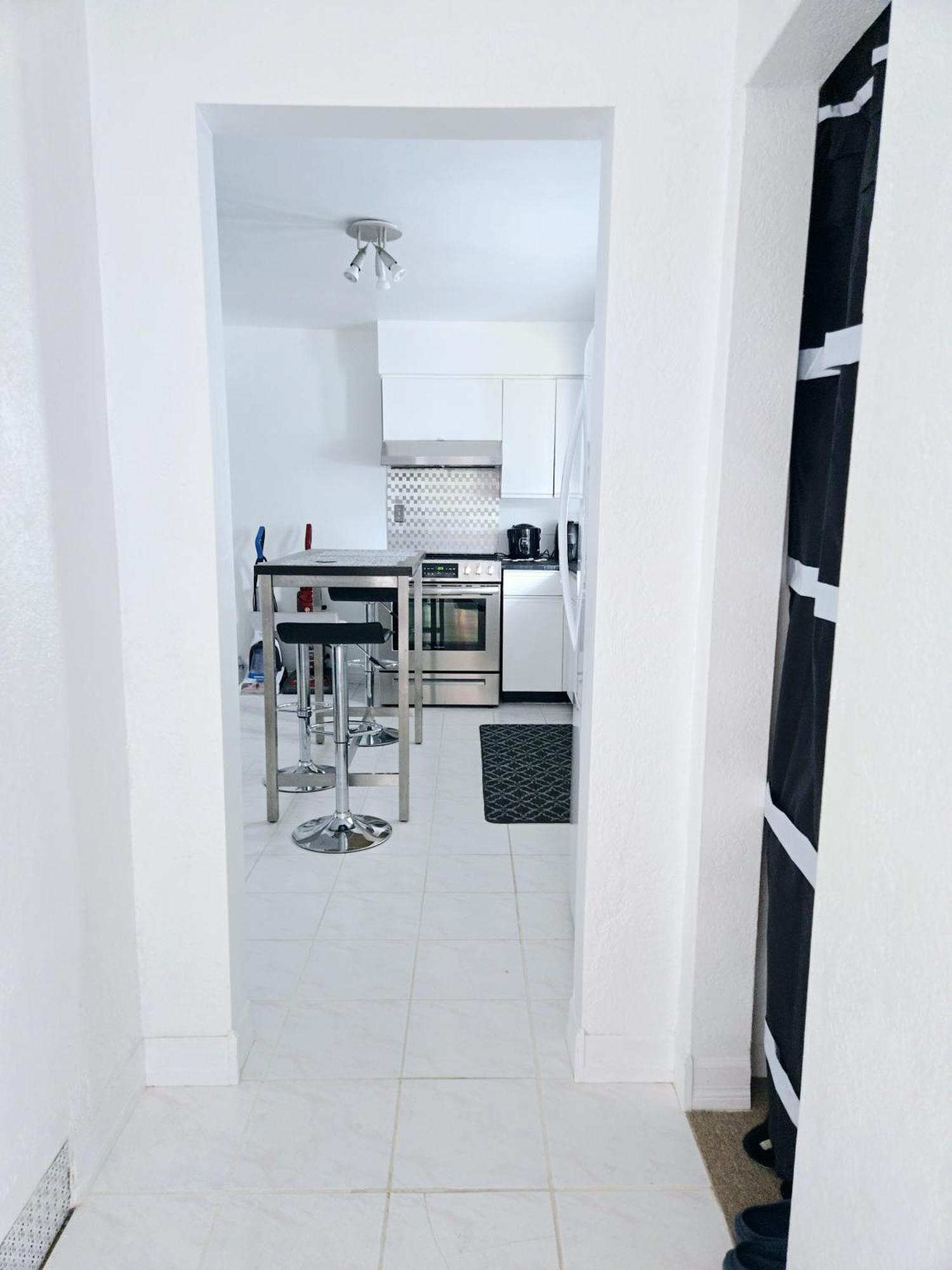 Charming Room With Attached Private Bath In The Heart Of Vancouver! Private Parking, Self Check-In & Just 4 Mins To Metrotown! Exteriör bild