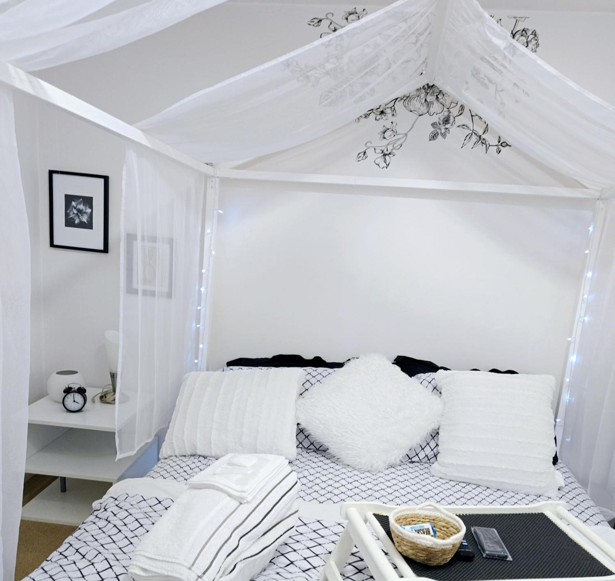 Charming Room With Attached Private Bath In The Heart Of Vancouver! Private Parking, Self Check-In & Just 4 Mins To Metrotown! Exteriör bild